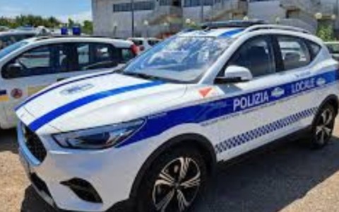 Ricercato per rapina si costituisce al Comando della Polizia locale in via Brigata Reggio