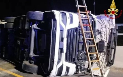 Perde il controllo del pesante mezzo e si ribalta: morto 36enne