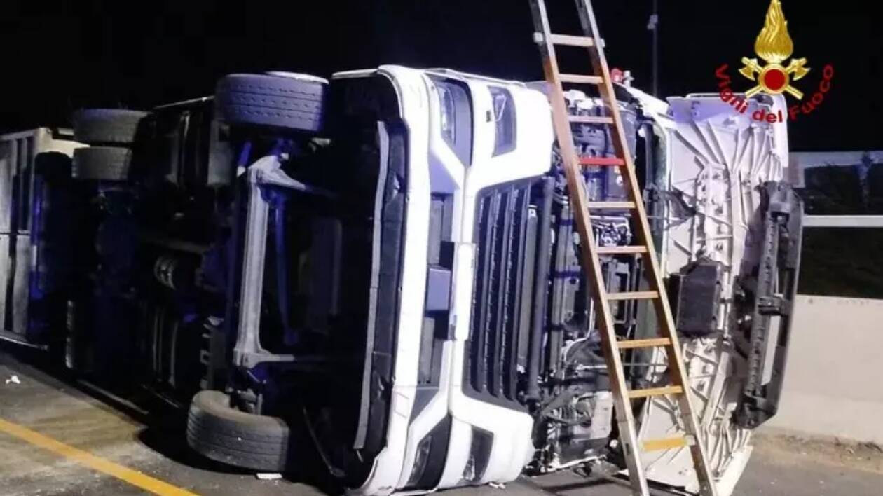 Perde il controllo del pesante mezzo e si ribalta: morto 36enne