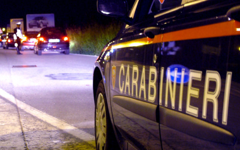 Prende a calci i cassonetti e reagisce violentemente alle forze dell’ordine intervenute