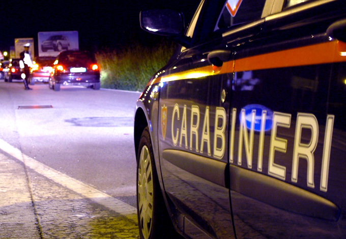 Prende a calci i cassonetti e reagisce violentemente alle forze dell’ordine intervenute