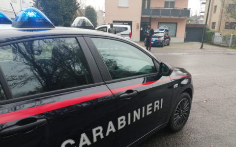 Dopo un diverbio automobilistico lo minaccia di morte con una pistola: denunciato 21 enne
