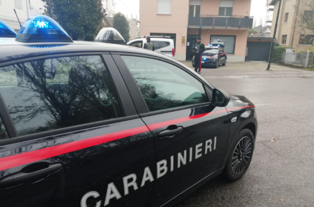 Dopo un diverbio automobilistico lo minaccia di morte con una pistola: denunciato 21 enne
