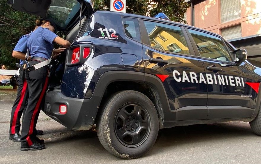 Con sostanza stupefacente all’uscita del supermercato