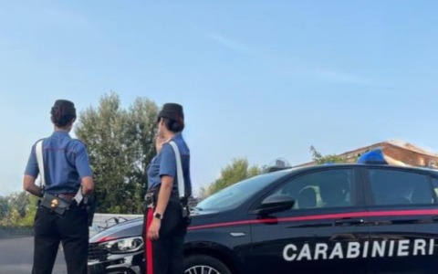 Rapina un bar con un coltello e all’arrivo dei carabinieri li aggredisce
