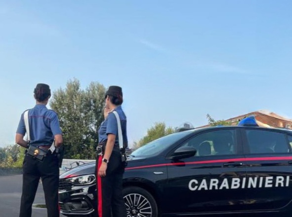 Rapina un bar con un coltello e all’arrivo dei carabinieri li aggredisce