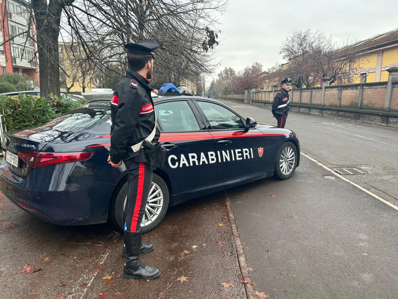 Disturba gli avventori all’interno di un bar e offende i Carabinieri