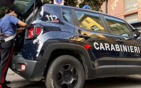 Picchia brutalmente la moglie incinta con un bastone davanti al figlio tredicenne