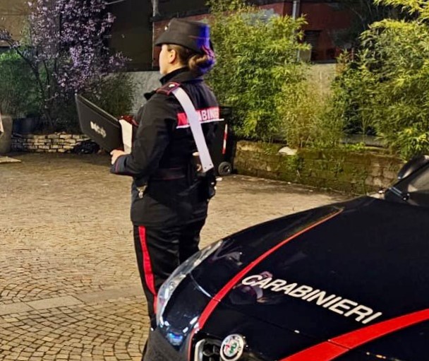 Rintraccia l’auto che gli è stata rubata ma viene malmenato dai ladri: due denunciati dai Carabinieri