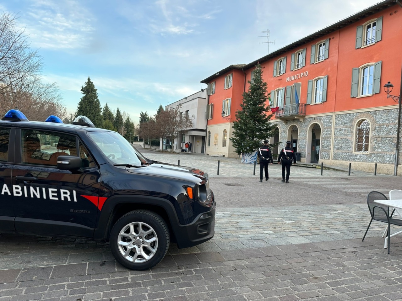 Sfonda a pugni una porta e con un ventilatore colpisce la ragazza convivente: arrestato 21enne