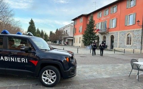 Sfonda a pugni una porta e con un ventilatore colpisce la ragazza convivente: arrestato 21enne