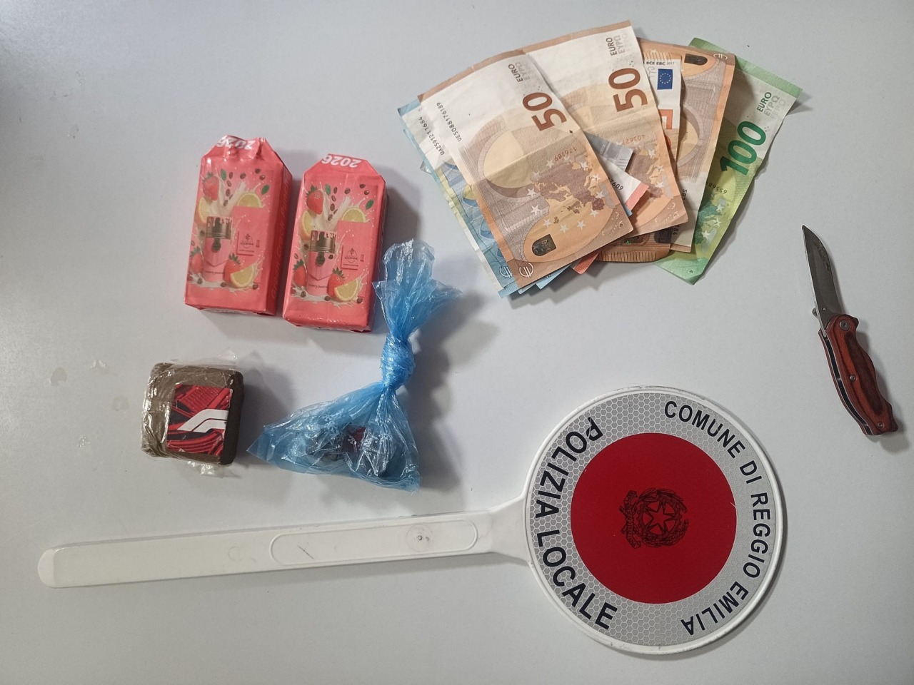 Auto in sosta sospetta in piazzale Marconi, denunciato conducente con quasi 3 etti di hashish