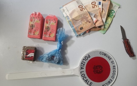 Auto in sosta sospetta in piazzale Marconi, denunciato conducente con quasi 3 etti di hashish