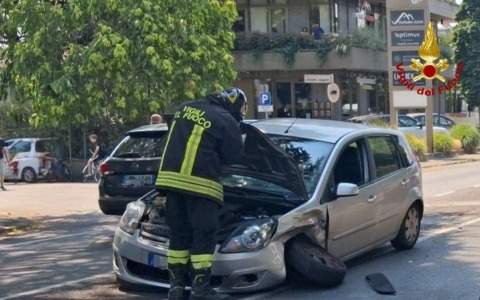 Scontro stradale in via Martiri di Cervarolo: due feriti