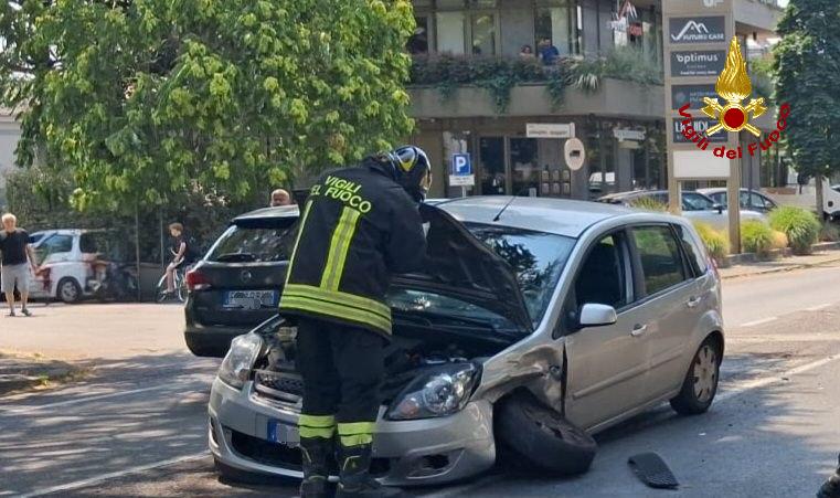 Scontro stradale in via Martiri di Cervarolo: due feriti