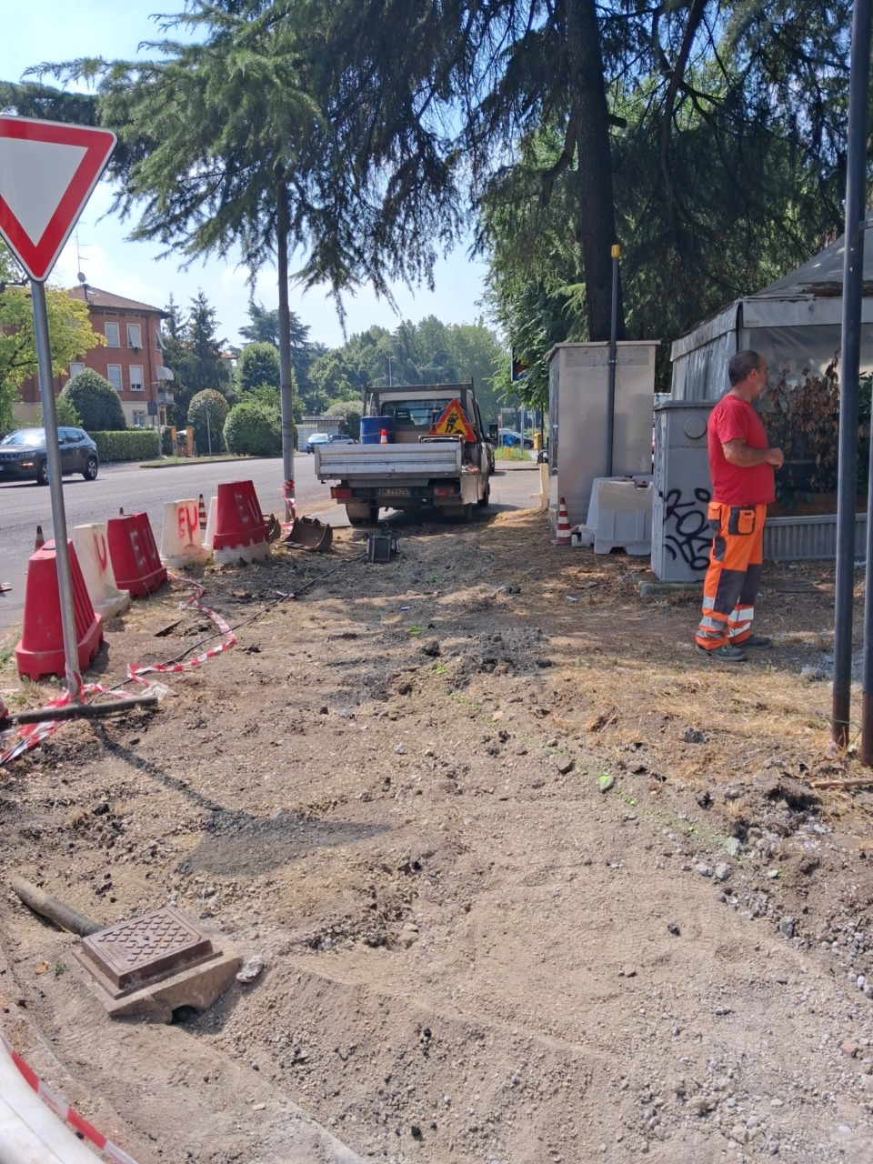 Lavori di asfaltatura per i marciapiedi e i vialetti delle vie di Reggio