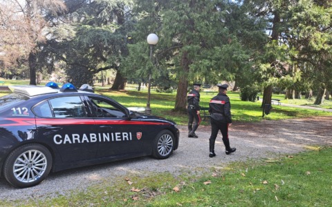 Tenta la fuga alla  vista dei Carabinieri ma viene riconosciuto e denunciato per spaccio