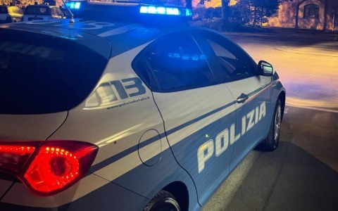 Picchia la moglie e poi tenta di colpire gli agenti della Polizia di Stato intervenuti