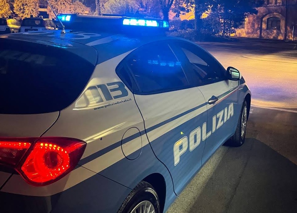 Picchia la moglie e poi tenta di colpire gli agenti della Polizia di Stato intervenuti