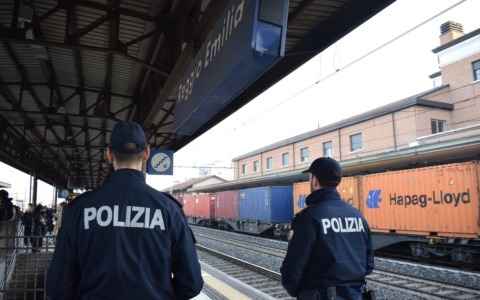 Ubriachi minacciano il controllore a bordo di un treno che resta fermo sui binari alla stazione “Storica”