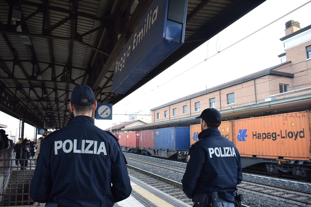 Ubriachi minacciano il controllore a bordo di un treno che resta fermo sui binari alla stazione “Storica”