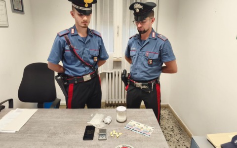 In un bed & breakfast non rispondono all’addetta alle pulizie: trovati con cocaina e materiale per il confezionamento