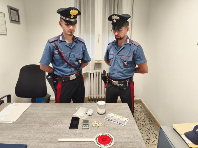 In un bed & breakfast non rispondono all’addetta alle pulizie: trovati con cocaina e materiale per il confezionamento