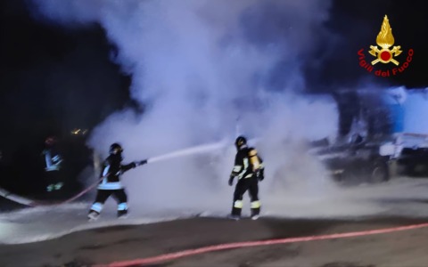 Autotreno a fuoco all’interno del distributore Ok in via Fratelli Cervi