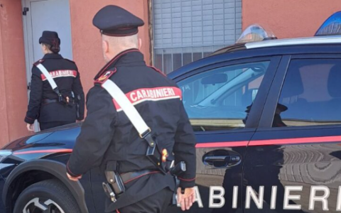 Sfreccia con un velocipede elettrico sotto i portici e aggredisce un cittadino che chiedeva prudenza