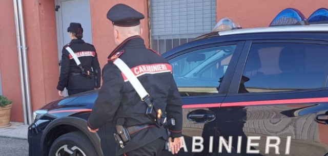 Sfreccia con un velocipede elettrico sotto i portici e aggredisce un cittadino che chiedeva prudenza