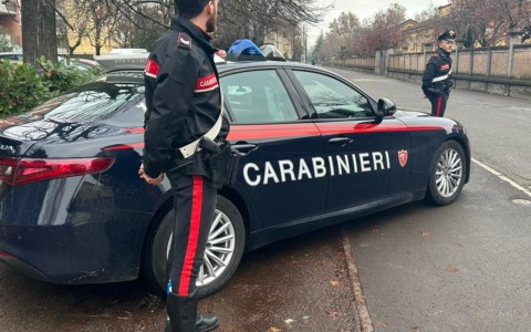 All’interno di un’auto “sequestra” una conoscente dopo una accesa lite