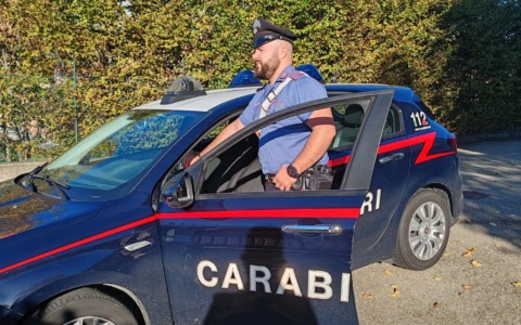 Si trasforma in finto bancario, poi in finto carabiniere ed infine della polizia postale per raggirare un pensionato