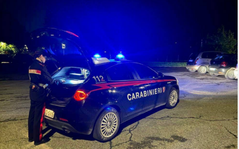 Gli nega il sorpasso in una strada stretta: lo insegue, lo ferma e lo minaccia con pugni contro il finestrino