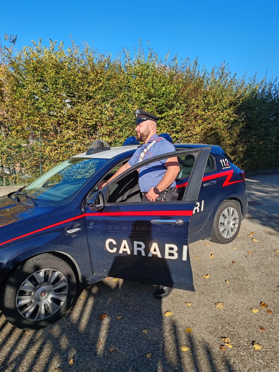 Si trasforma in finto bancario, poi in finto carabiniere ed infine della polizia postale per raggirare un pensionato