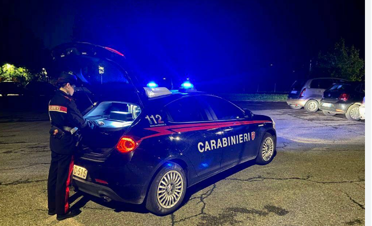 Gli nega il sorpasso in una strada stretta: lo insegue, lo ferma  e lo minaccia con pugni contro il finestrino