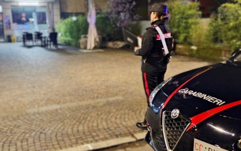 Aggressione in un locale: preso a pugni e colpito al volto con una sedia