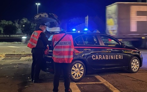 Danneggia gli specchietti delle auto in sosta: denunciato dai Carabinieri un 48enne