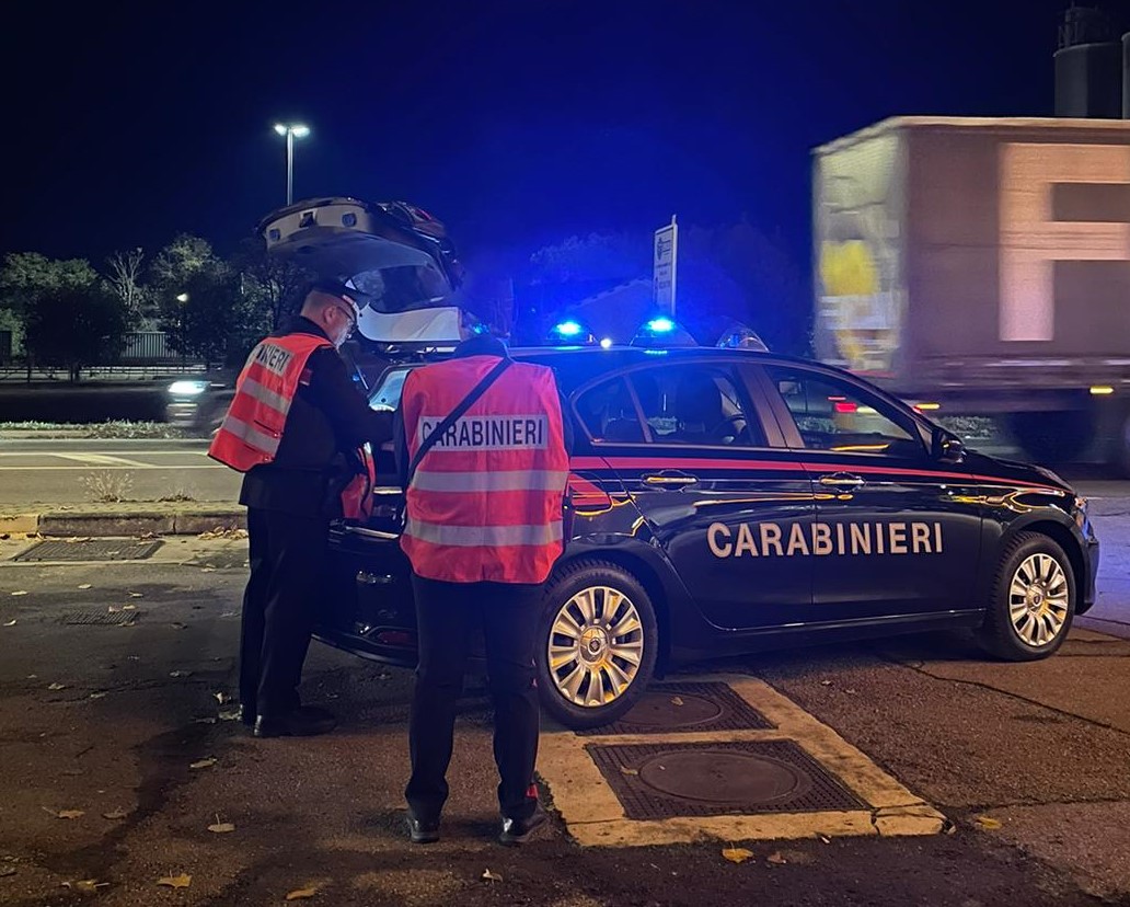 Danneggia gli specchietti delle auto in sosta: denunciato dai Carabinieri un 48enne