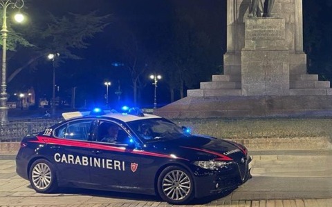 Si aggira armato di un coltello e minaccia i presenti in Piazza della Vittoria