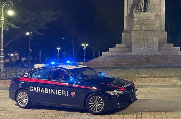 Si aggira armato di un coltello e minaccia i presenti in Piazza della Vittoria