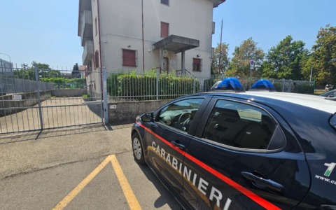 Chiede soldi e un orologio per restituire la refurtiva