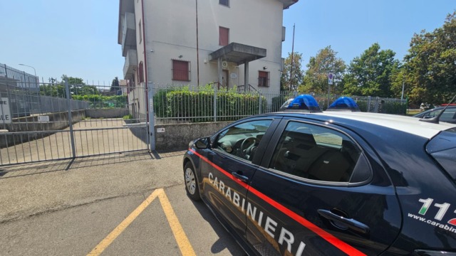 Chiede soldi e un orologio per restituire la refurtiva