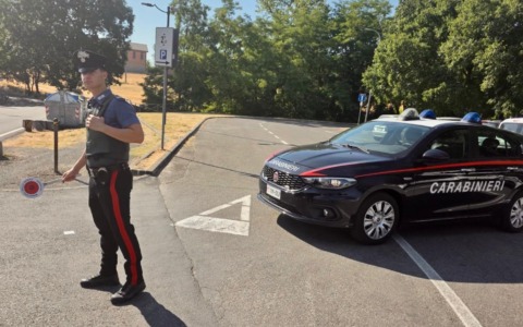 Furto nel parcheggio del supermercato ed indebito utilizzo di carte di credito: un minore denunciato dai Carabinieri