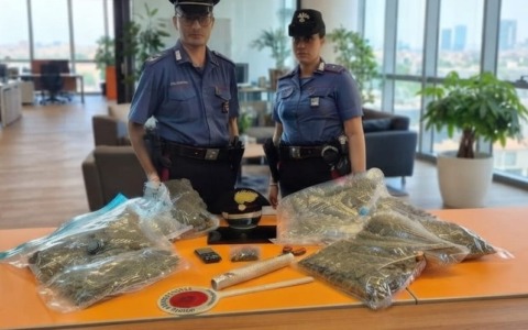 Nel corso di una perquisizione i Carabinieri sequestrano quasi 4 kg di marijuana