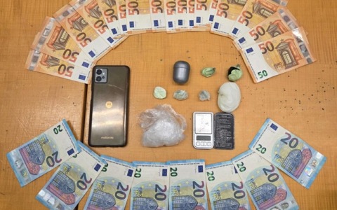 Trovato con la cocaina già suddivisa in dosi e denaro contante