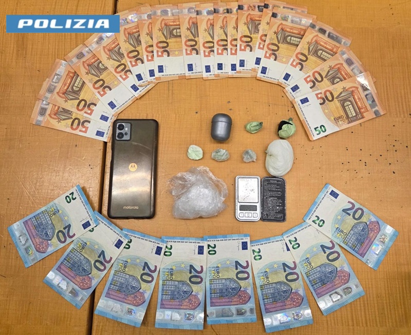 Trovato con la cocaina già suddivisa in dosi e denaro contante