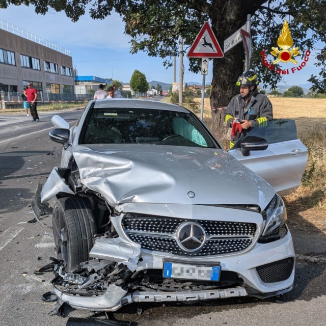 Scontro tra due auto: grave un conducente