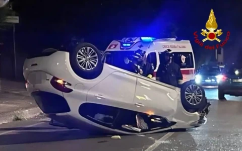 Auto si ribalta lungo via Roma sud