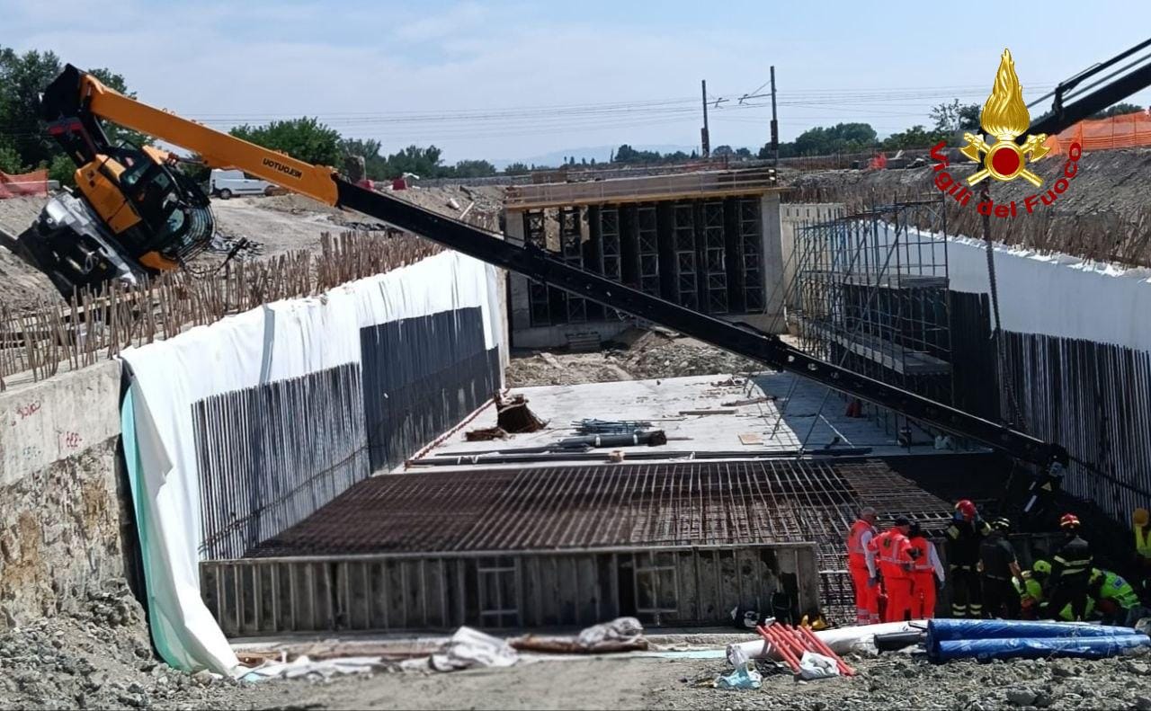 Gru si ribalta nel cantiere Anas di via Carlo Marx: si registra un ferito