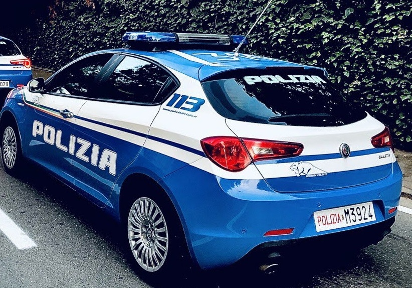 Le rapina il portafoglio e il cellulare ma viene poco dopo fermato dagli agenti della Polizia di Stato